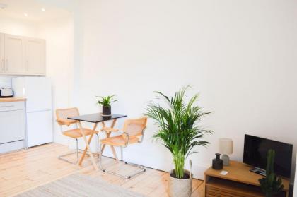 Modern 1 Bedroom Flat In the Heart of Edinburgh - image 5