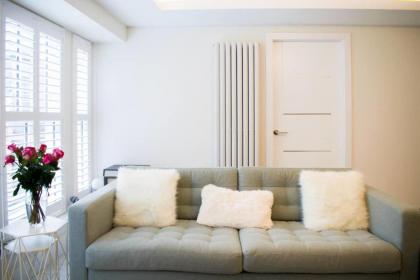Bright 1 Bedroom City Centre Home with Historic Twist - image 10