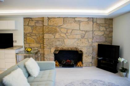 Bright 1 Bedroom City Centre Home with Historic Twist - image 11