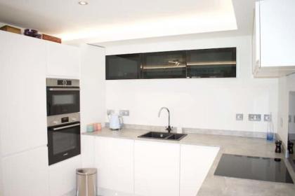 Bright 1 Bedroom City Centre Home with Historic Twist - image 12