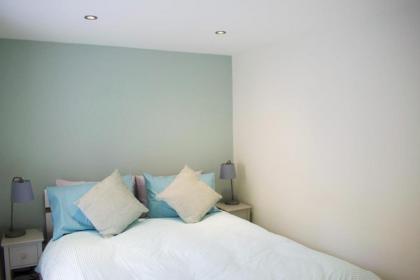 Bright 1 Bedroom City Centre Home with Historic Twist - image 13