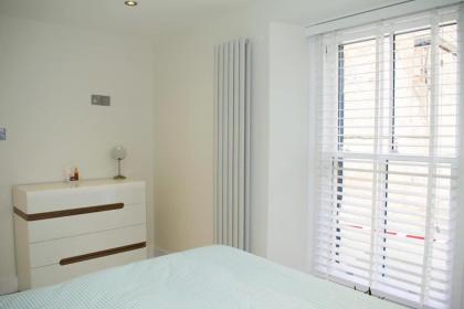 Bright 1 Bedroom City Centre Home with Historic Twist - image 14