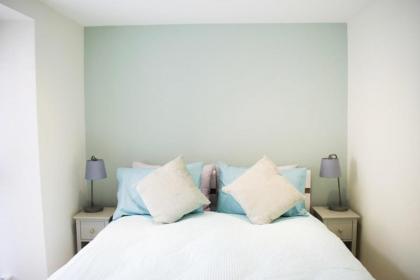 Bright 1 Bedroom City Centre Home with Historic Twist - image 2