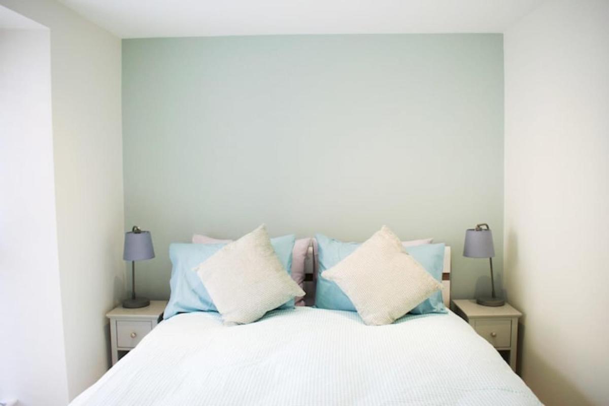 Bright 1 Bedroom City Centre Home with Historic Twist - image 2