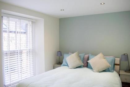 Bright 1 Bedroom City Centre Home with Historic Twist - image 3