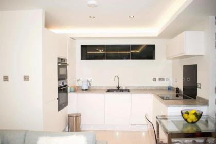 Bright 1 Bedroom City Centre Home with Historic Twist - image 4