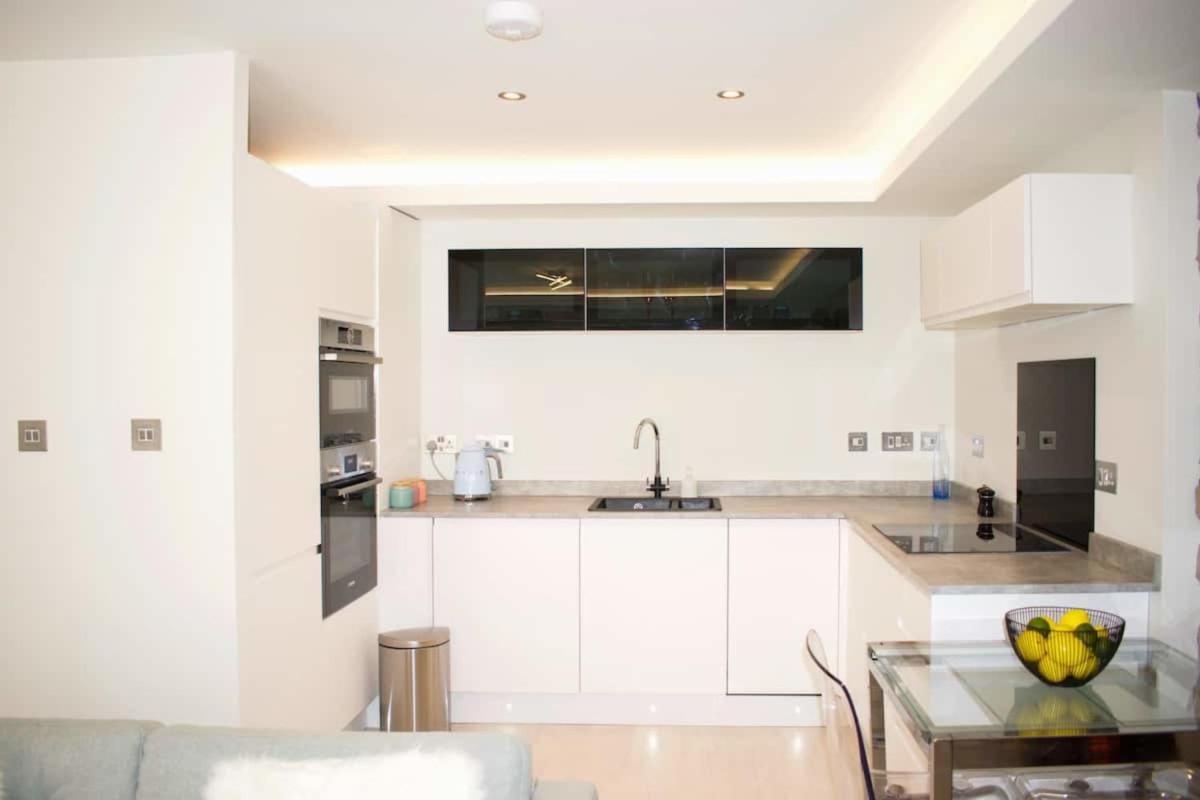 Bright 1 Bedroom City Centre Home with Historic Twist - image 4