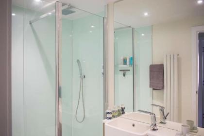 Bright 1 Bedroom City Centre Home with Historic Twist - image 5