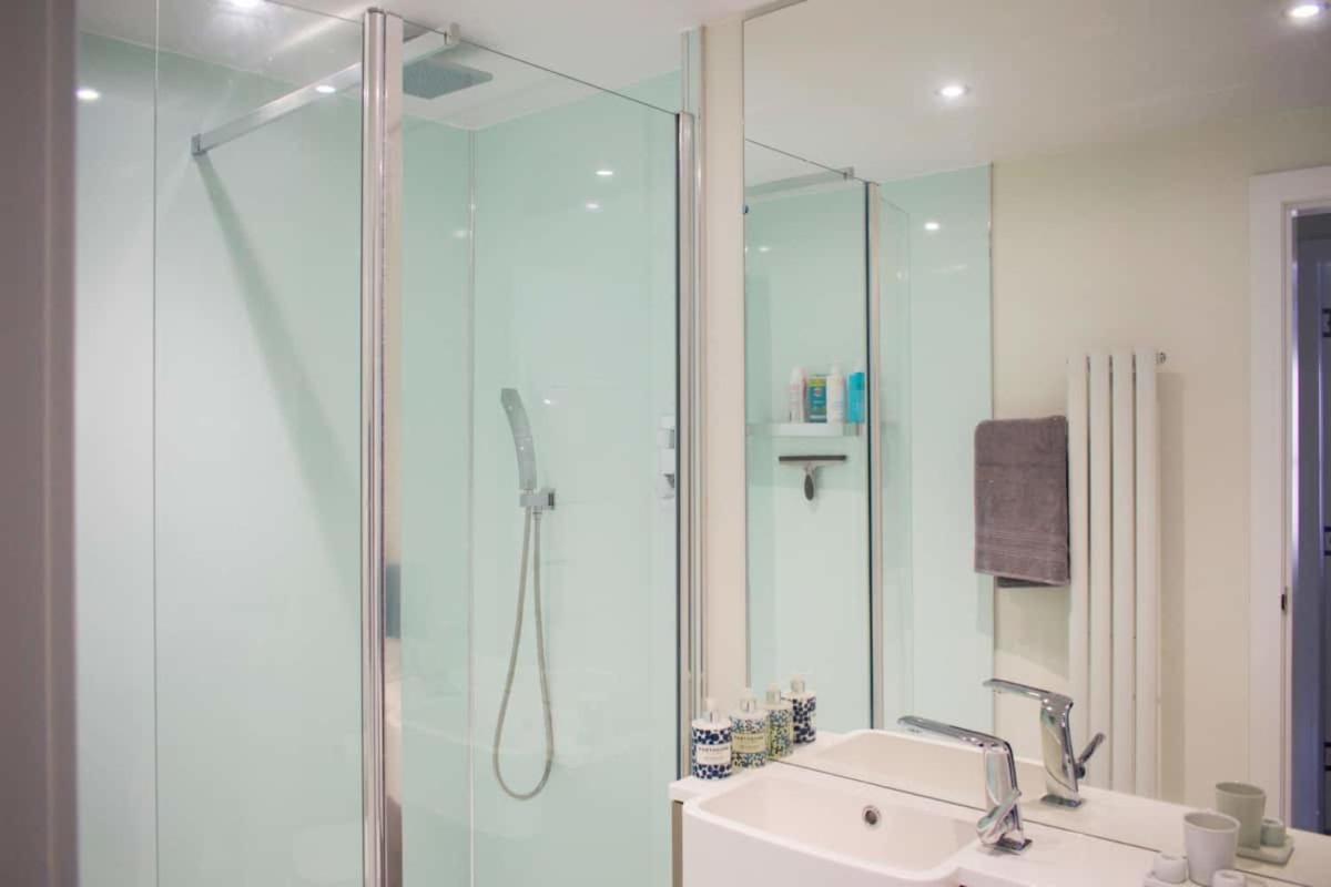 Bright 1 Bedroom City Centre Home with Historic Twist - image 5