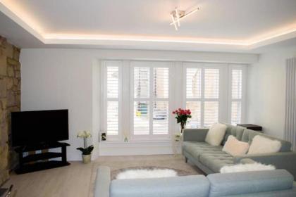 Bright 1 Bedroom City Centre Home with Historic Twist - image 6