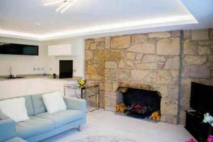 Bright 1 Bedroom City Centre Home with Historic Twist - image 7