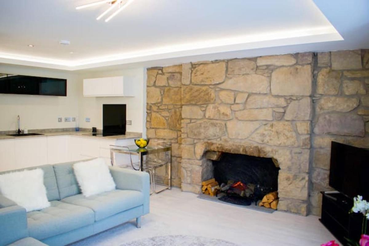 Bright 1 Bedroom City Centre Home with Historic Twist - image 7