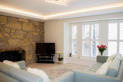 Bright 1 Bedroom City Centre Home with Historic Twist - image 8