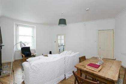 St Margaret's Loch Apartment - image 1