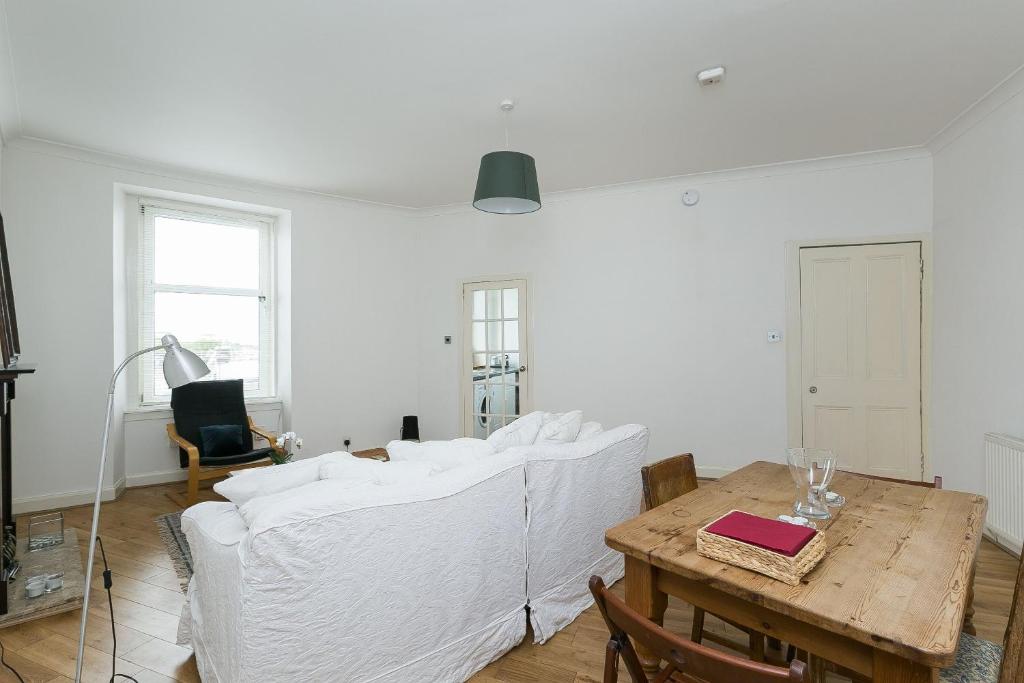 St Margaret's Loch Apartment - main image