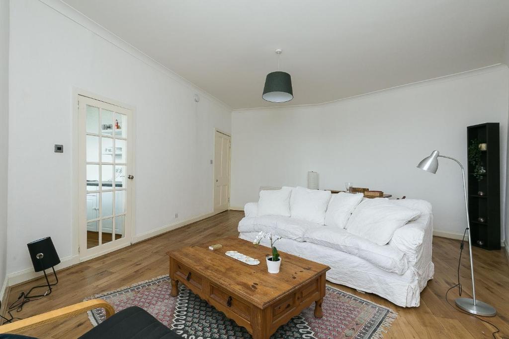St Margaret's Loch Apartment - image 3