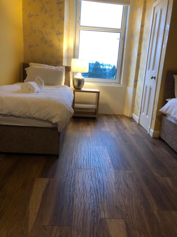 St Margaret's Loch Apartment - image 7