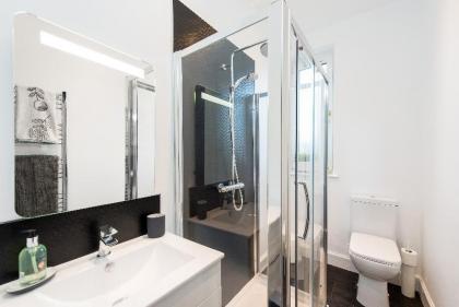 the New Roseburn Apartment