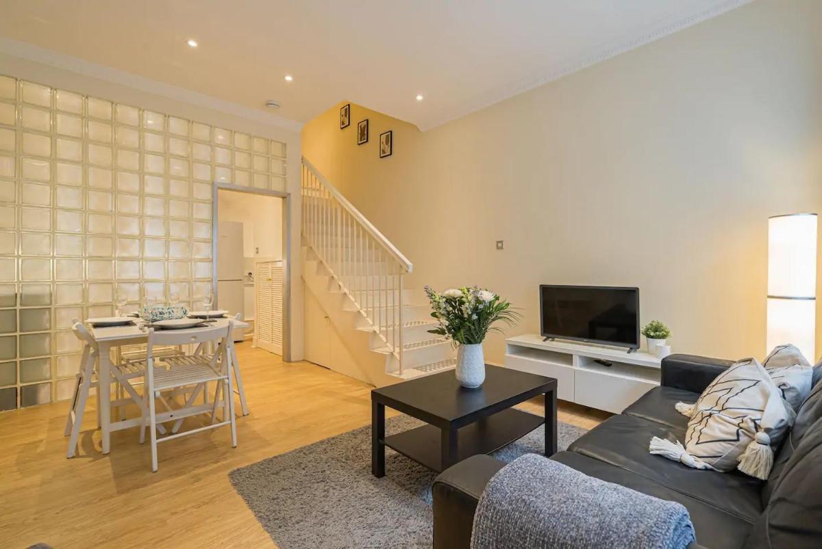 2BR Grassmarket Apartment with Castle View - main image
