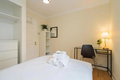 2BR Grassmarket Apartment with Castle View - image 11