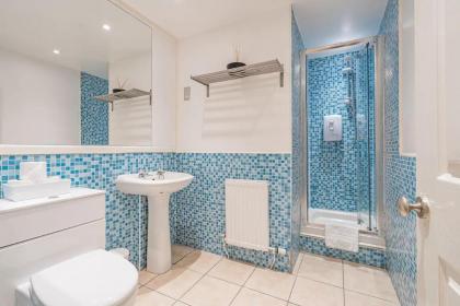 2BR Grassmarket Apartment with Castle View - image 12