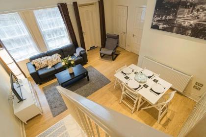2BR Grassmarket Apartment with Castle View - image 13