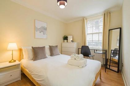 2BR Grassmarket Apartment with Castle View - image 14