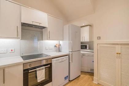 2BR Grassmarket Apartment with Castle View - image 15