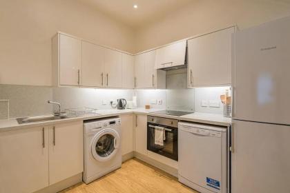 2BR Grassmarket Apartment with Castle View - image 16