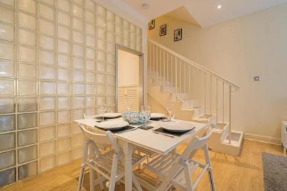 2BR Grassmarket Apartment with Castle View - image 17