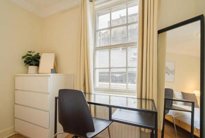 2BR Grassmarket Apartment with Castle View - image 18