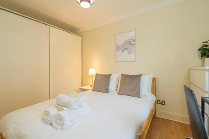 2BR Grassmarket Apartment with Castle View - image 19