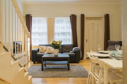 2BR Grassmarket Apartment with Castle View - image 2