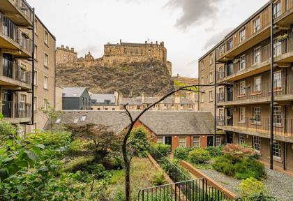 2BR Grassmarket Apartment with Castle View - image 21