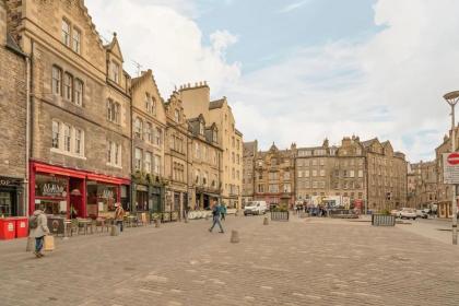 2BR Grassmarket Apartment with Castle View - image 23