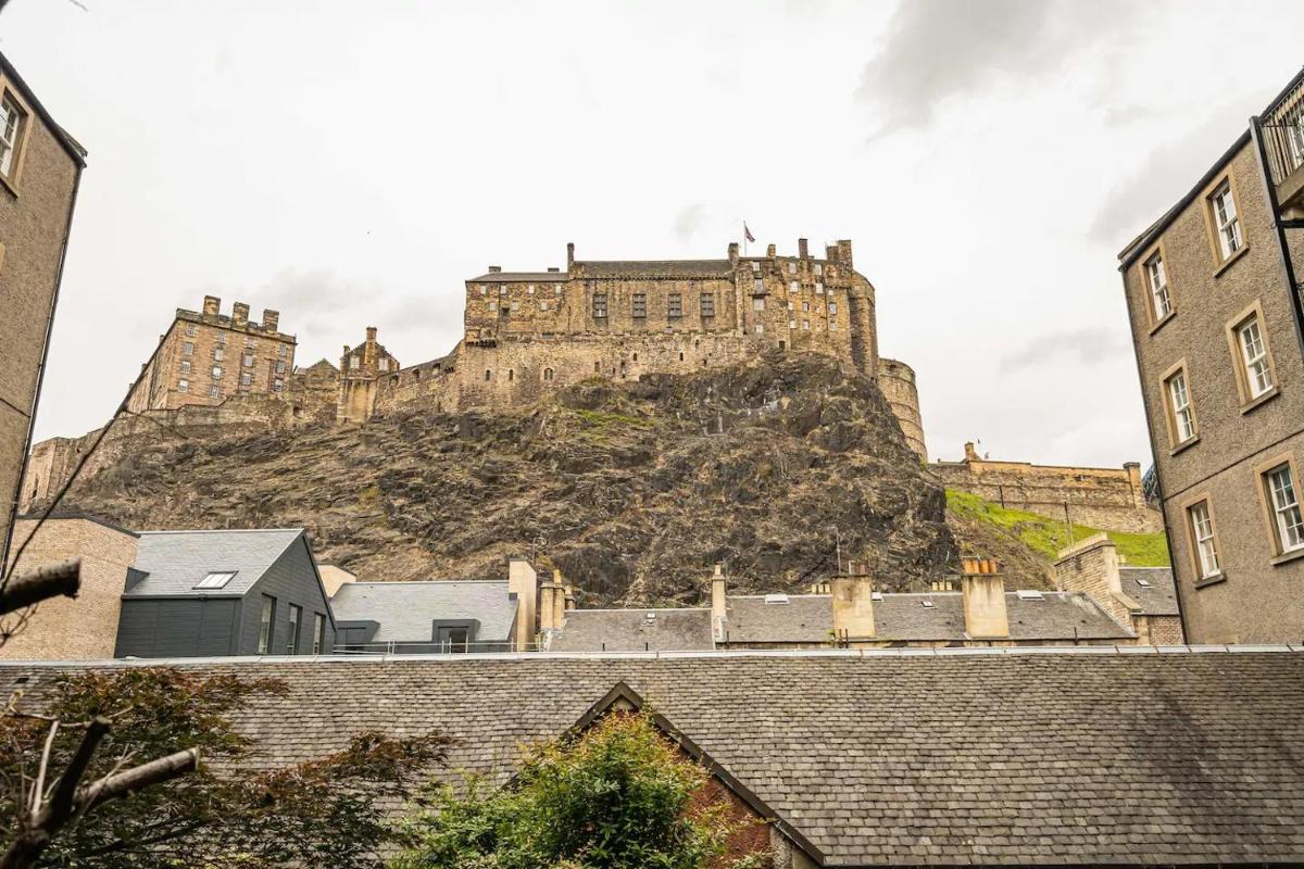 2BR Grassmarket Apartment with Castle View - image 3
