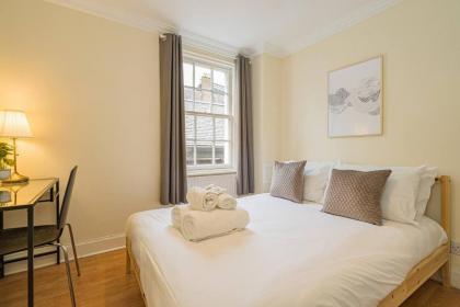 2BR Grassmarket Apartment with Castle View - image 4