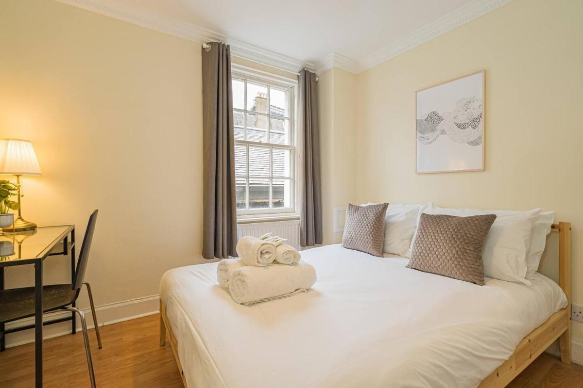 2BR Grassmarket Apartment with Castle View - image 4