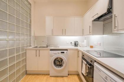 2BR Grassmarket Apartment with Castle View - image 5