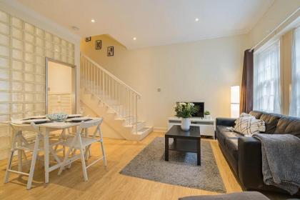 2BR Grassmarket Apartment with Castle View - image 6