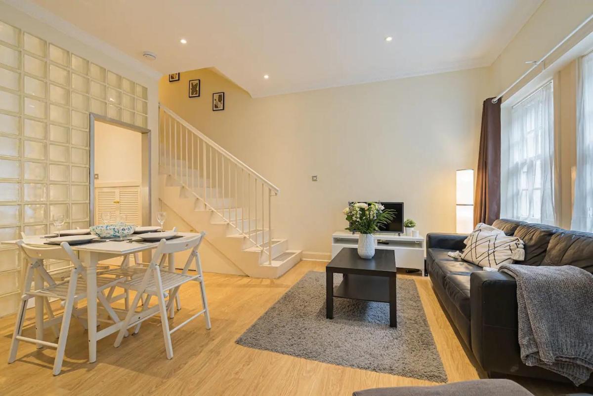 2BR Grassmarket Apartment with Castle View - image 6