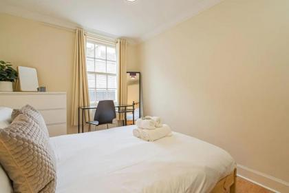 2BR Grassmarket Apartment with Castle View - image 7