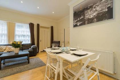 2BR Grassmarket Apartment with Castle View - image 8