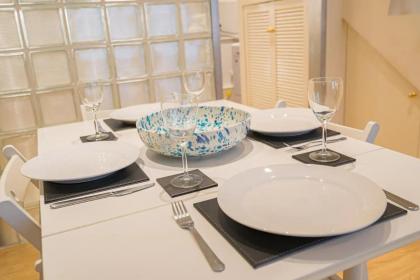 2BR Grassmarket Apartment with Castle View - image 9