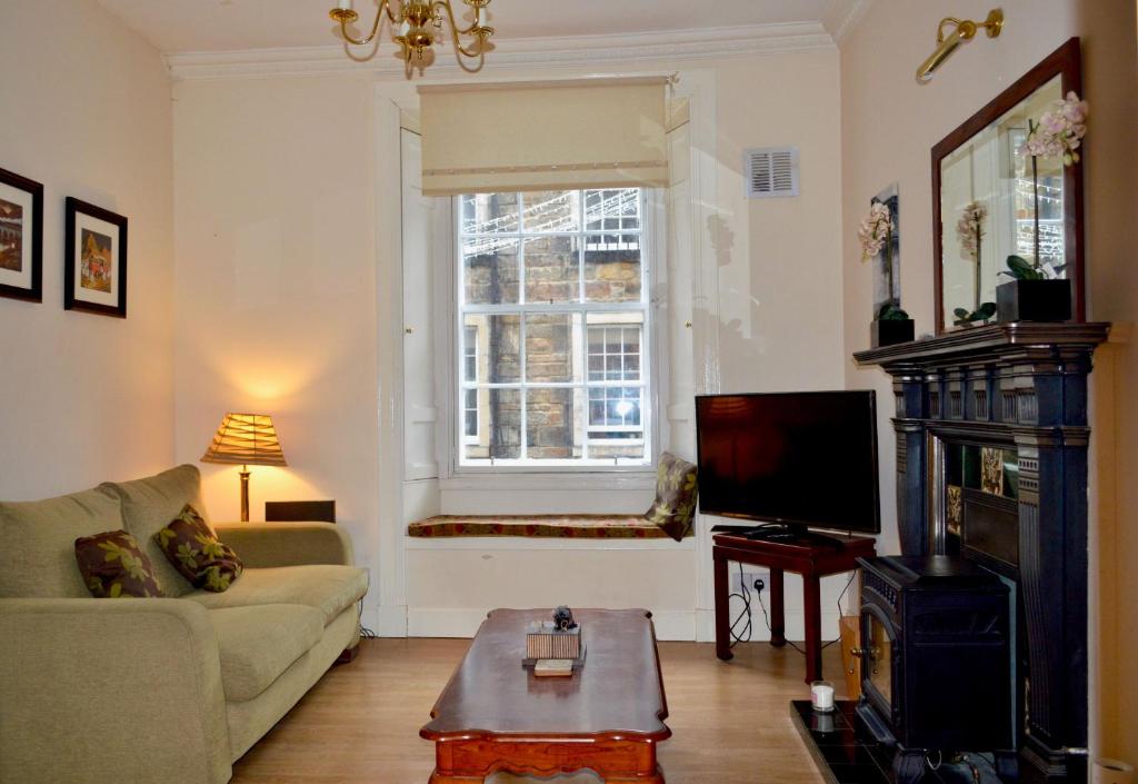 Comfortable 2 Bedroom Apartment On Historic Rose Street - main image