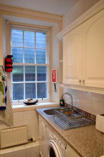 Comfortable 2 Bedroom Apartment On Historic Rose Street - image 11