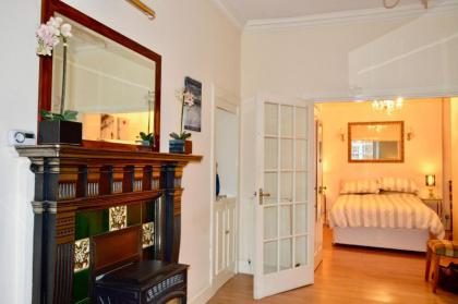 Comfortable 2 Bedroom Apartment On Historic Rose Street - image 12