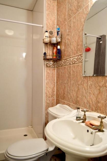 Comfortable 2 Bedroom Apartment On Historic Rose Street - image 13