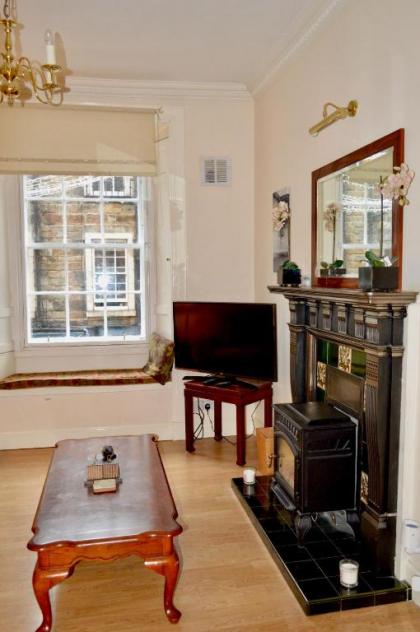Comfortable 2 Bedroom Apartment On Historic Rose Street - image 14