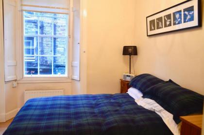 Comfortable 2 Bedroom Apartment On Historic Rose Street - image 16
